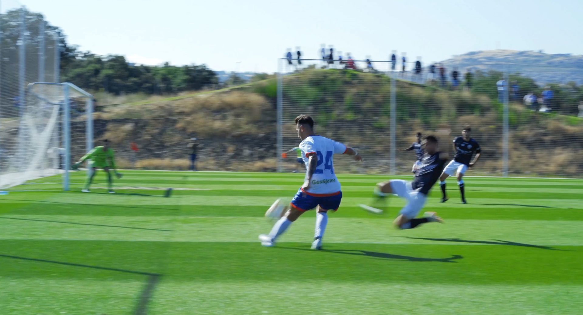 alumnos-jugando-al-fútbol