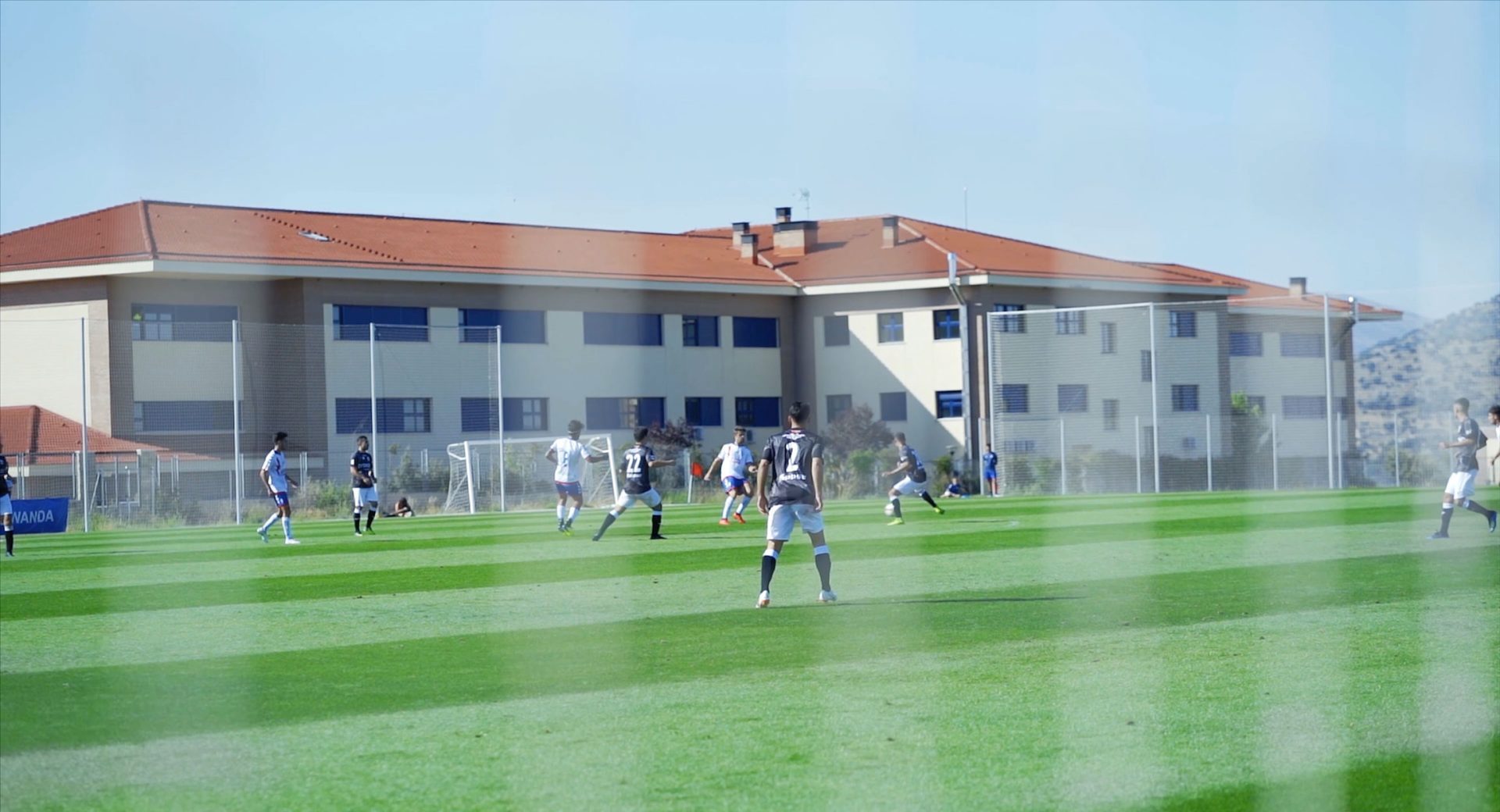 jugnado-al-fútbol-fondo-colegio